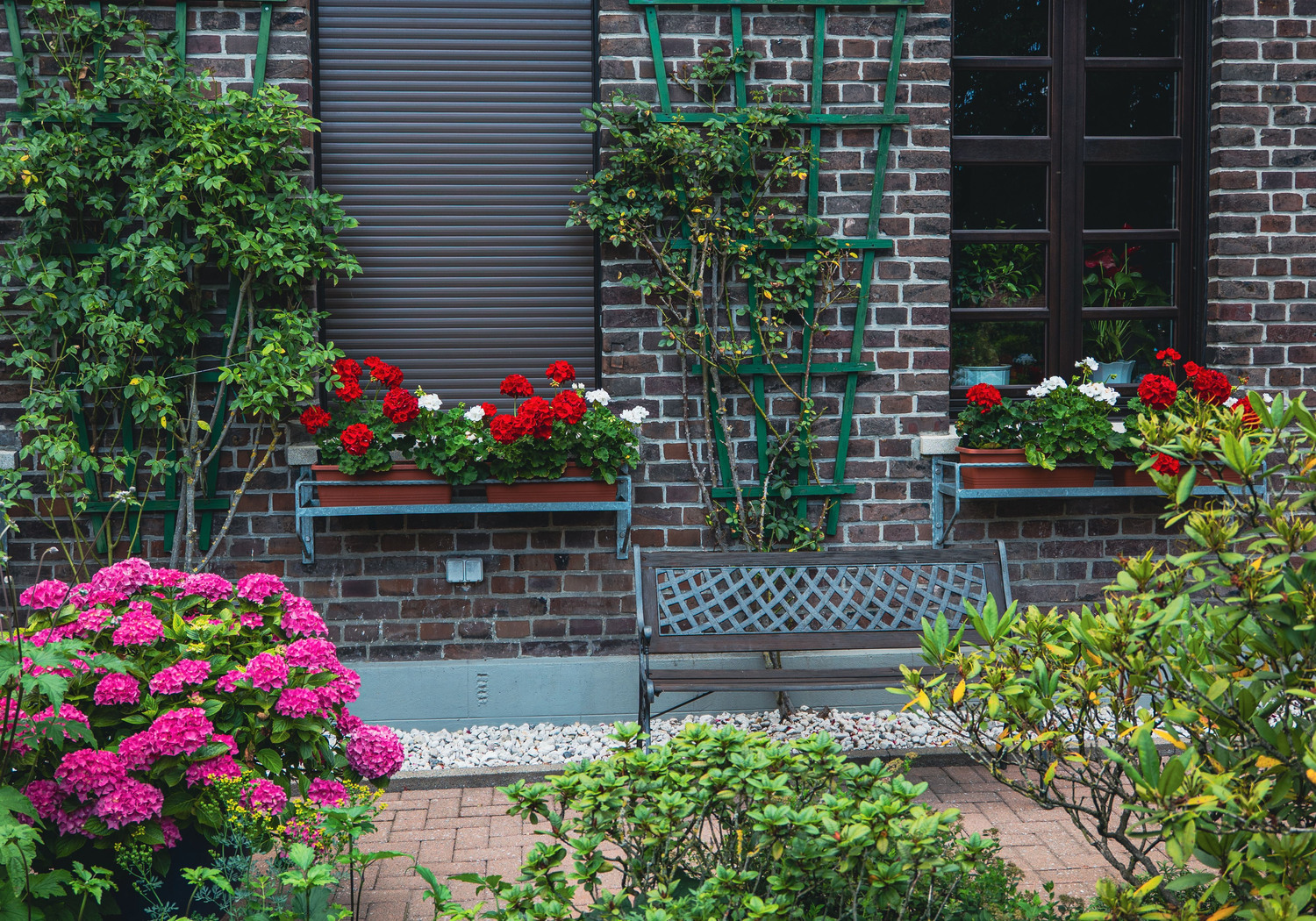 Backsteinhaus mit eingewachsenem Garten und regional glaubwürdiger Wohnarchitektur